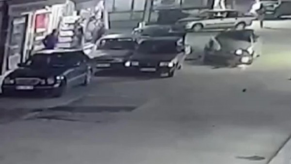 Ankara'da park halindeki araçlara çarpan sürücü öyle bir hareket yaptı ki...o anlar güvenlik kamerasında!
