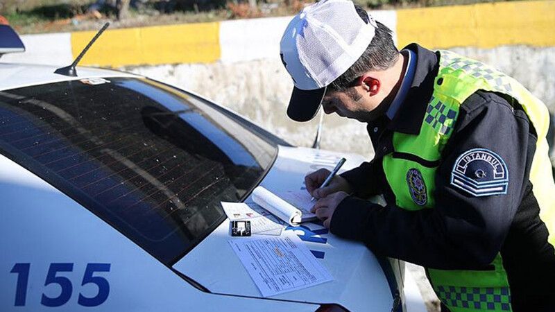 Sürücüler müjde: Trafik cezalarında indirimli ödeme süresi 1 aya çıkarıldı!