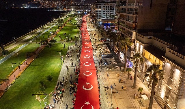  Tüm İzmir Cumhuriyet coşkusuna davetli 350 metrelik dev Türk bayrağıyla yürünecek