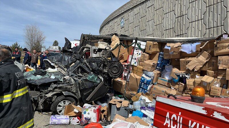 Çankırı'da feci kaza: Tır otomobilin üzerine devrildi!