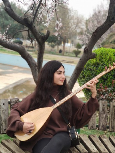 Genç Yetenek Rojin Özcan, Özgün Müzik ve Türküyle Dikkat Çekiyor